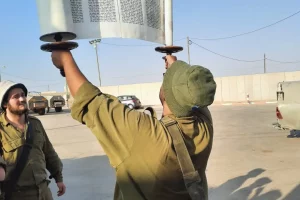 ספר-תורה-הגבהה.webp